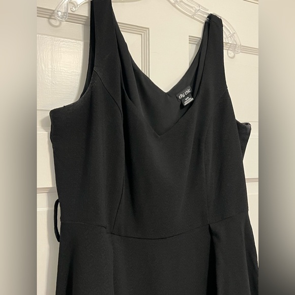 City Chic v-neck Dress - Black. Size M/18 - Picture 3 of 5